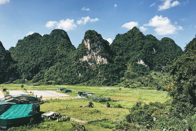 Cao Bằng là địa danh thuộc vùng núi Đông Bắc, được bao quanh bởi bốn về núi non hùng vĩ